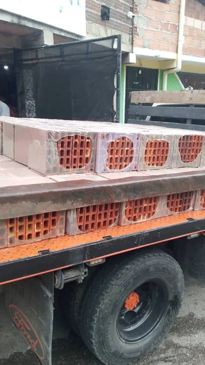 Despacho de bloques de arcilla en camión